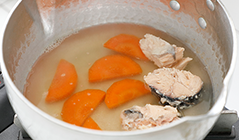 豆腐は3cm角に、白菜はざく切りに、にんじんは薄切りにする。