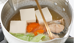 鍋に★を煮立て、①、サケ缶を加えてにんじんがやわらかくなるまで煮る。