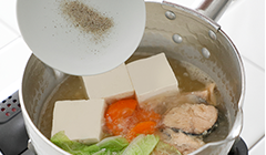 塩、こしょうで味を調える。