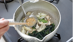 味噌を溶き入れる。