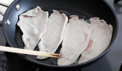 フライパンにサラダ油を熱し、豚肉を並べ入れる。