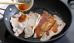 裏返して両面をこんがりと焼き、Ａを加え、軽く煮詰めながらからめる。