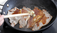 裏返して両面をこんがりと焼き、Ａを加え、軽く煮詰めながらからめる。