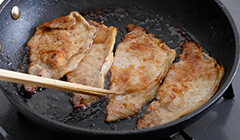 裏返して両面をこんがりと焼き、Ａを加え、軽く煮詰めながらからめる。