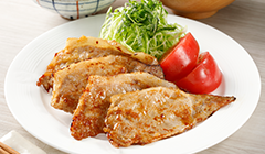 器に盛り、キャベツと青じそを合わせたものと、トマトを添える。