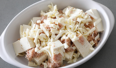 耐熱の器に豆腐とツナを交互に重ねるように並べる。チーズをふり、オーブントースターでこんがりするまで焼く。