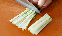 ウナギは1cm幅に切る。水菜は5cm長さに、青じそ、みょうがはせん切りに、きゅうりは縦半分に切ってから斜め薄切りにする。長ねぎは斜め薄切りにして水にさらす。