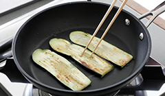 フライパンにサラダ油を熱し、1の野菜とししとうを入れてしんなりするまで焼く。