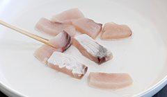 フライパンにサラダ油を熱し、カジキを炒める。